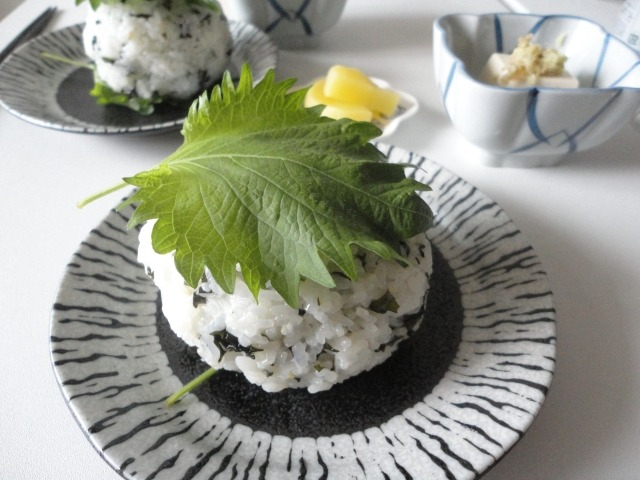 しそわかめ入りおにぎり