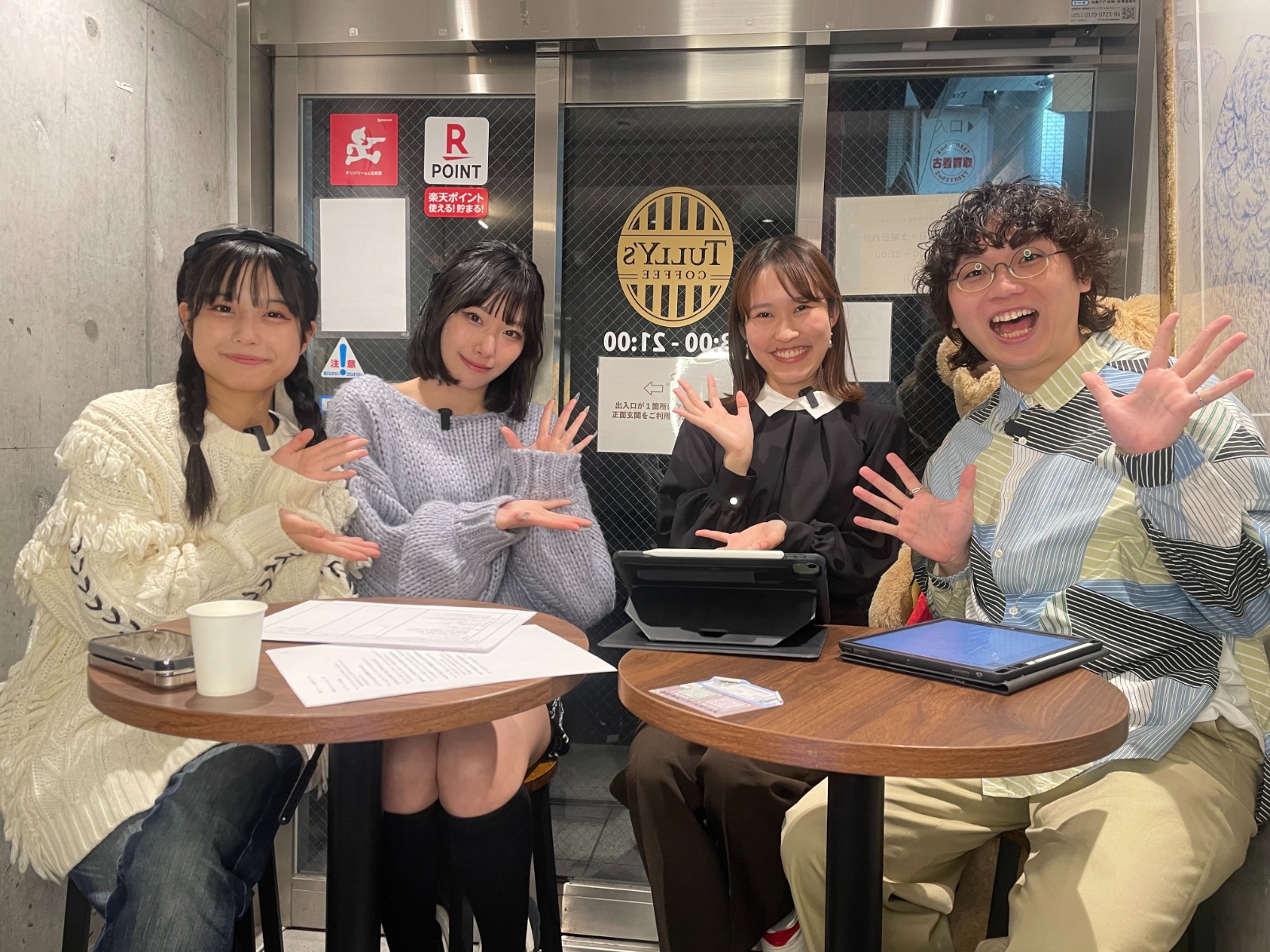 ナレーターのおおくぼともみさんと佐久間勇人と記念写真